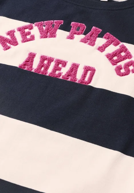 Sweatshirt met strepen en tekstprint urban dark blue Donkerblauw shirt met witte strepen en roze opschrift "NEW PATHS AHEAD".