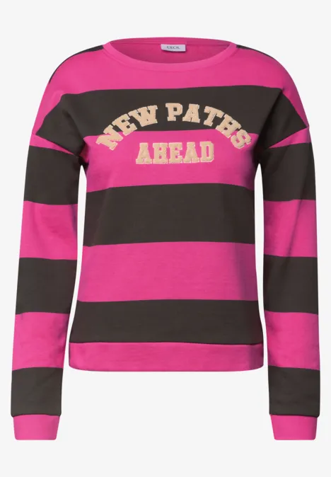 Dames-T-shirt met roze en bruine strepen en de tekst "New Paths Ahead" op de voorkant.