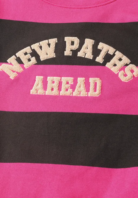 Zwart-roze gestreept shirt met de geborduurde tekst "NEW PATHS AHEAD".