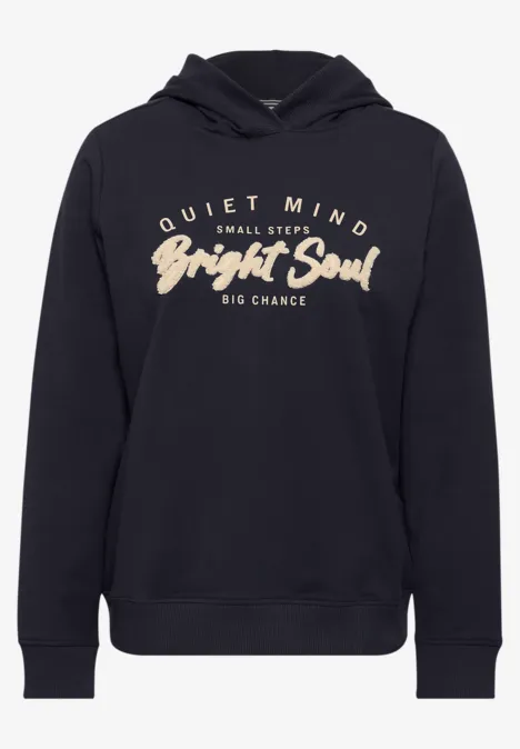 Dunkelblauer Kapuzenpullover mit weißem Schriftzug 'Quiet Mind Small Steps Bright Soul Big Chance'.