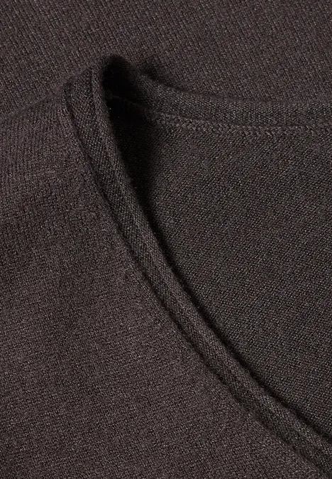 Nahaufnahme eines schwarzen V-Ausschnitt-Shirts aus feiner Baumwollstruktur.