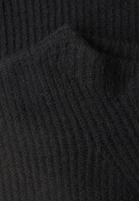 Pullunder mit Turtle Neck und Zopfdetails Black Schwarzes, geripptes Strickmaterial mit feiner Struktur.
