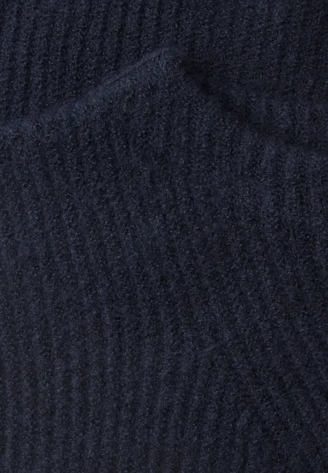 Nahaufnahme eines dunkelblauen, gerippten Stoffs von einer Socke.