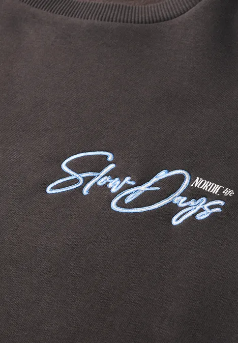 Zwart shirt met lichtblauwe tekst 'Stone Days' op de voorkant