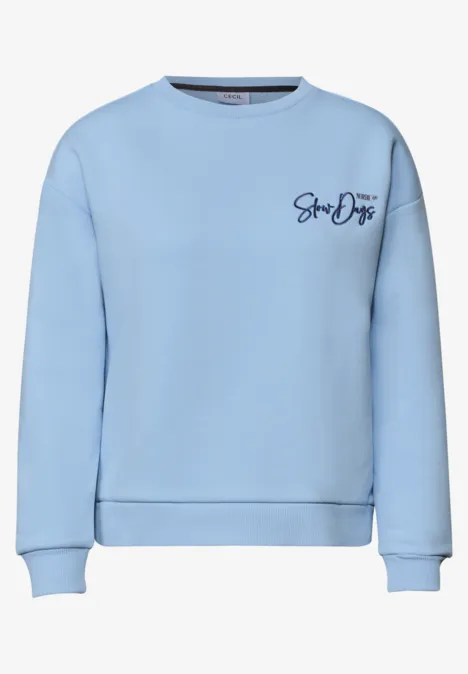 Hellblaues Sweatshirt mit Rundhalsausschnitt und kleinem „Sea Dive“-Logo auf der Brust.