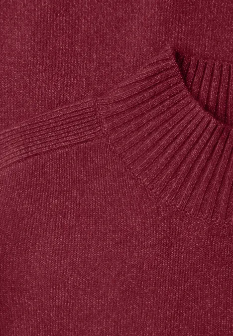 Gros plan d'un pull tricoté bordeaux avec col rond côtelé.