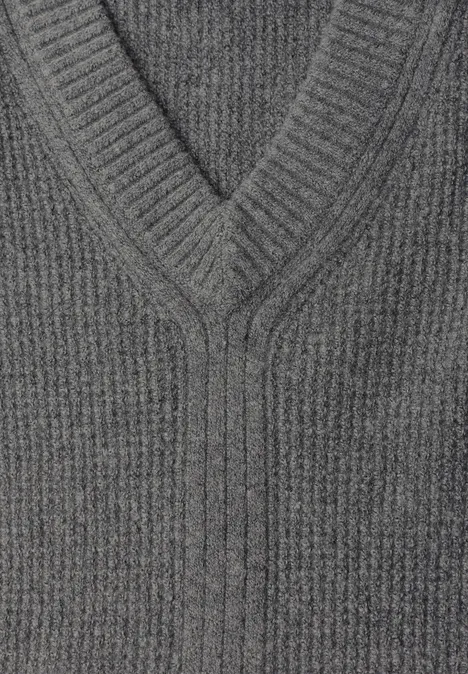 Grau melierter Strickpullover mit V-Ausschnitt und Rippstrickmuster.