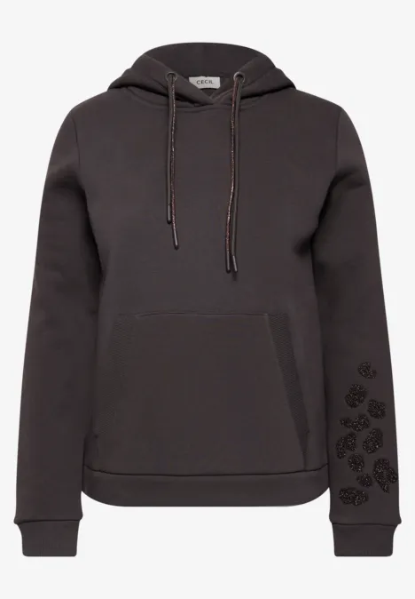 Dunkelgrauer Kapuzenpullover mit Kängurutasche, Kordelzug und dezentem Muster auf dem Ärmel.