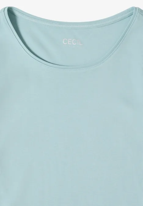 Eenvoudig lichtblauw T-shirt met ronde hals en 'CECIL'-opdruk bij de nek.