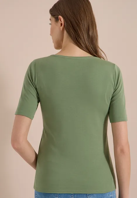 Basic T-Shirt mit Rundhals in Unifarbe deep matcha green Rückenansicht einer Frau in schlichtem grünen T-Shirt mit halblangen Ärmeln.