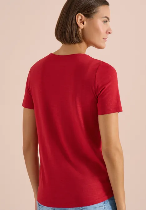 Basic T-Shirt mit Rundhals in Unifarbe tamarillo red Frau von hinten in rotem T-Shirt, schlicht vor neutralem Hintergrund