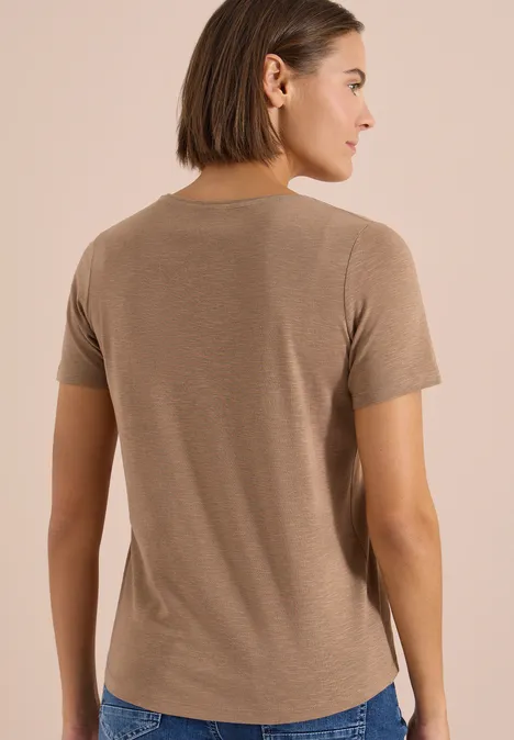 Basic T-Shirt mit Rundhals in Unifarbe creamy mocha Ansicht einer Person von hinten in beige-braunem T-Shirt vor hellem Hintergrund.