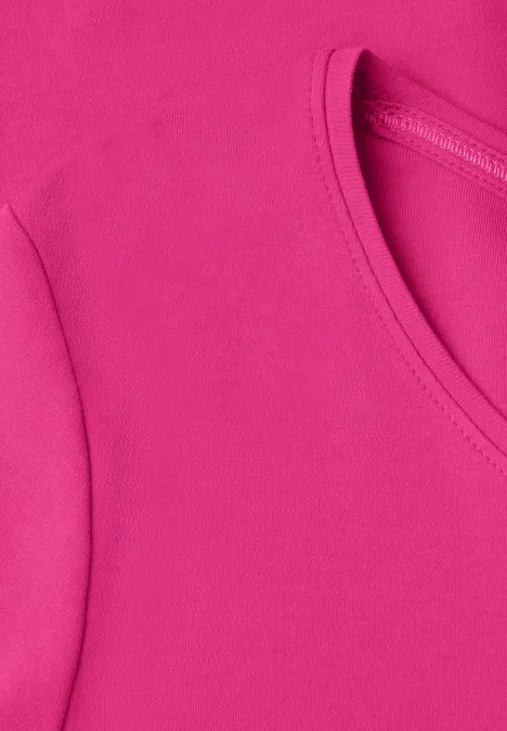Basic Langarm Shirt mit Rundhals pink flash Nahaufnahme eines pinken Tanktops aus weichem Stoff