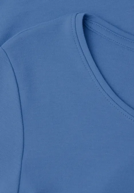 Basic longsleeve met ronde hals north blue Nahaufnahme eines hellblauen T-Shirts, zu sehen ist Rundhalsausschnitt und Schulterbereich.
