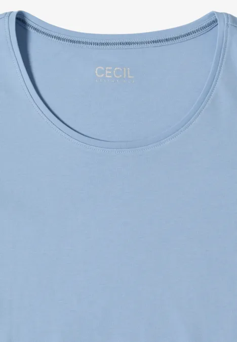 Ein hellblaues, ärmelloses Shirt mit Rundhalsausschnitt und dezentem Markenlogo im Nacken.