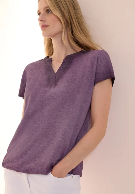 T-Shirt in Washed-Optik deep berry