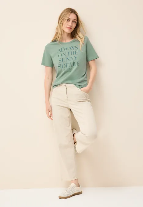 Shirt mit Wording Artwork matcha green