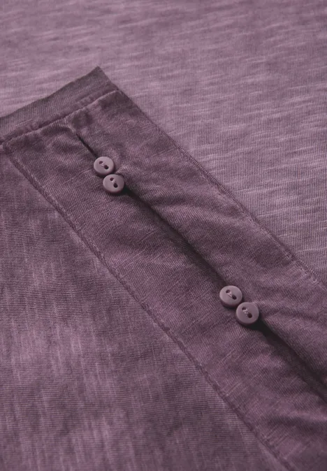 T-Shirt mit Knopfdetail mulberry red