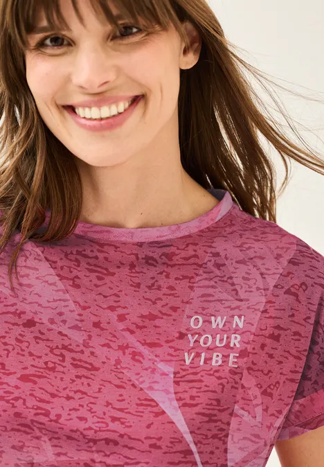 T-Shirt in Ausbrenneroptik glazed apple red