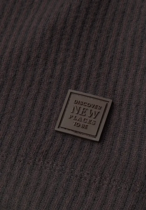 Shirt im Two-Tone-Look mit Boat Neck truffle brown Braune gerippte Textur mit einem quadratischen Lederpatch 'DISCOVER NEW PLACES TO BE'.