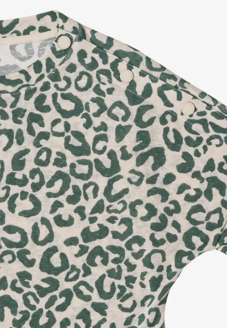 Kort shirt met groene luipaardprint op witte achtergrond.