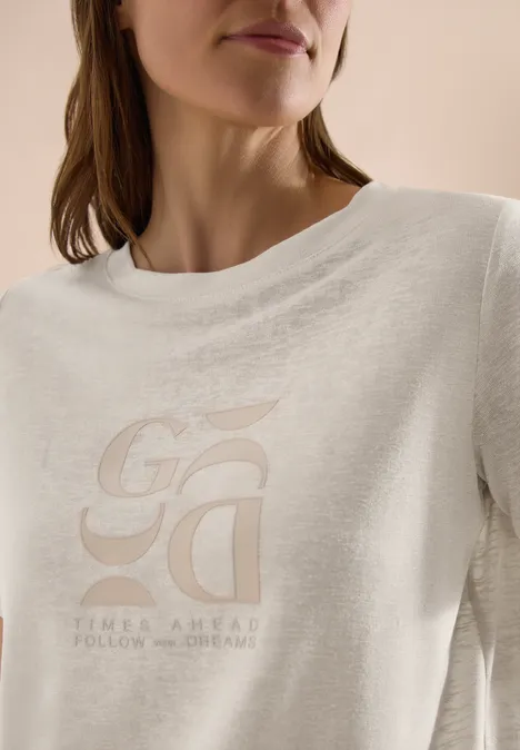 Weißer Langarmpullover mit dezentem, beigem Logo-Print vorne