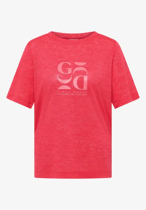 Rotes T-Shirt mit Kurzärmeln und weißem, stilisiertem GCD-Logo auf der Vorderseite.