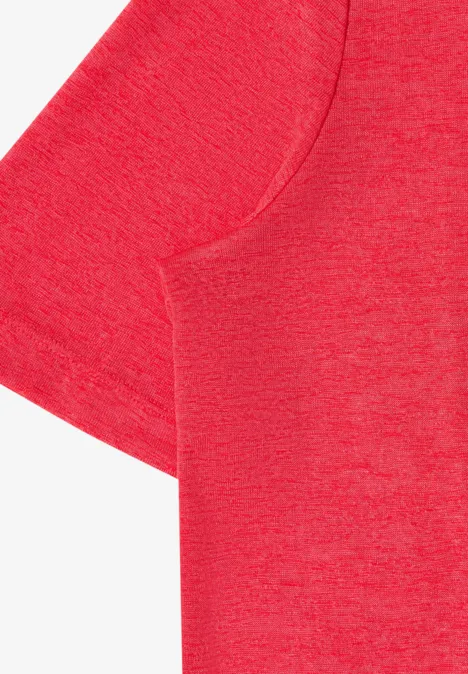 Nahaufnahme eines roten T-Shirts, zeigt Ärmelsaum und feine Stoffstruktur.