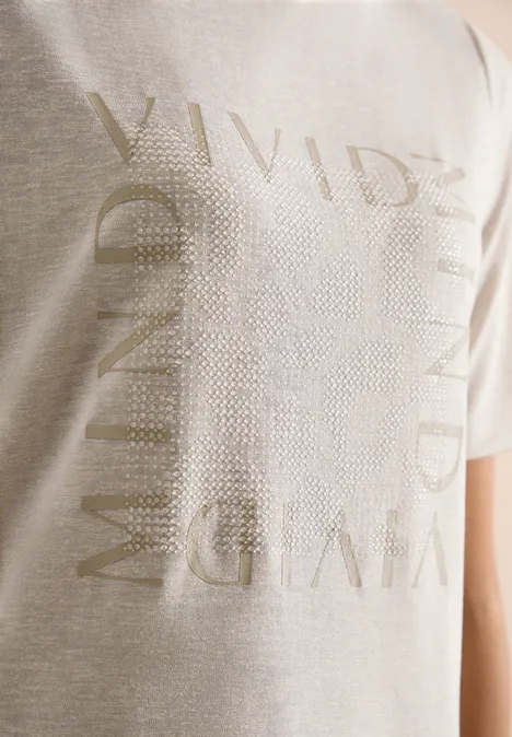 Beige T-shirt met glanzende gouden opdruk, met in grote letters ‘VIVID MIND’.