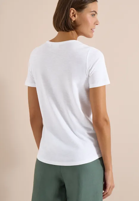 Basic T-Shirt mit Rundhals im 2er-Pack urban taupe/white Frau im weißen T-Shirt und grüner Hose, Rückenansicht.