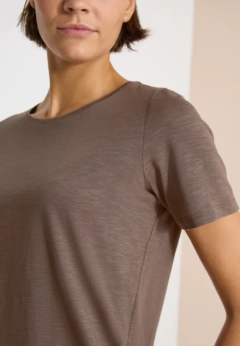Basic T-Shirt mit Rundhals im 2er-Pack urban taupe/white Nahaufnahme einer Frau im schlichten kurzärmeligen graubraunen T-Shirt vor hellem Hintergrund.