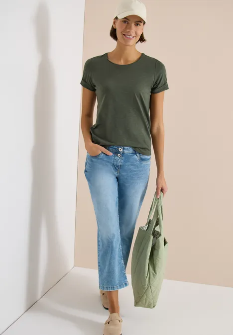 Basic T-Shirt mit Rundhals im 2er-Pack khaki/juicy lime Eine Frau trägt ein olivgrünes T-Shirt, helle Jeans, Sandalen und hält eine grüne Stofftasche.