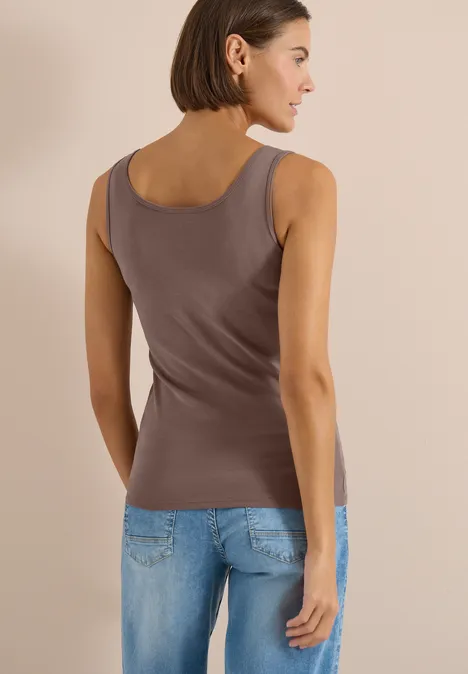 Basic Top mit Rundhals im 2er-Pack urban taupe/white Frau steht von hinten, trägt ein ärmelloses tailliertes Oberteil in Taupe und helle Jeanshose.