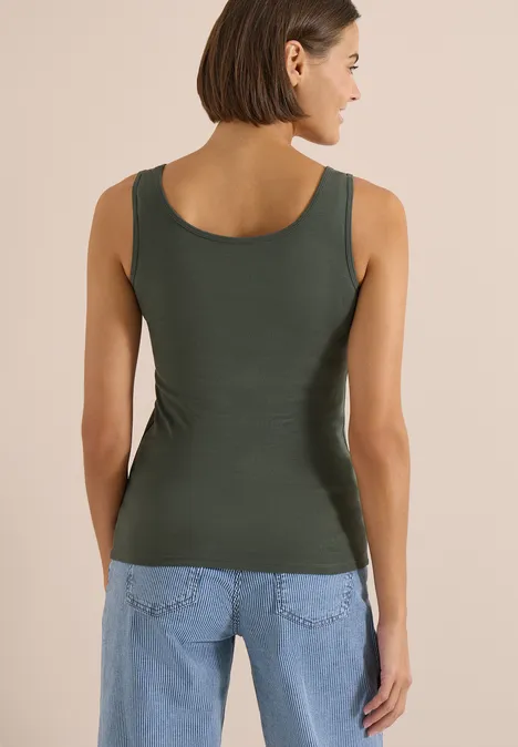 Basic Top mit Rundhals im 2er-Pack khaki/juicy lime Frau von hinten trägt olivgrünes Top und blaue Jeans.