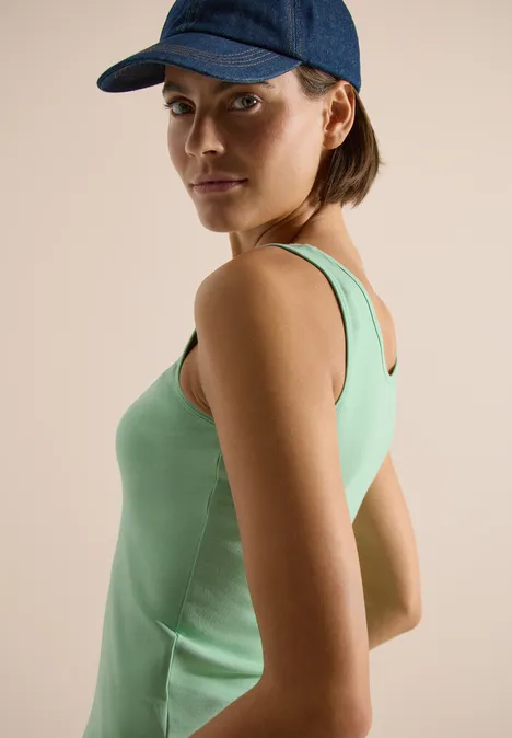 Basic Top mit Rundhals im 2er-Pack khaki/juicy lime Person im mintgrünen Top und blauer Basecap im Profil vor neutralem Hintergrund.