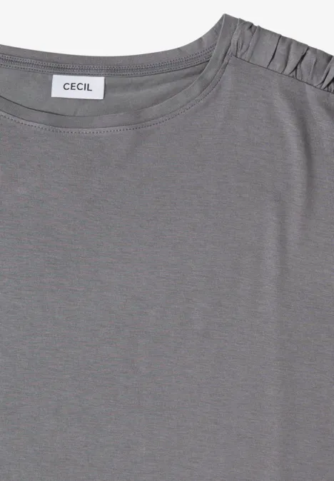 Graues T-Shirt mit dezentem Plissee-Detail an der Schulter und kleinem „Cecil“-Label im Nacken.