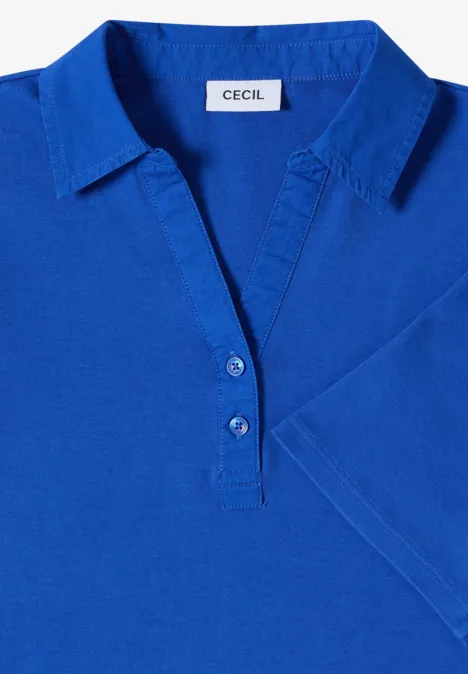 Ein leuchtend blaues Poloshirt mit kurzem Kragen, Knopfleiste und Cecil-Logo