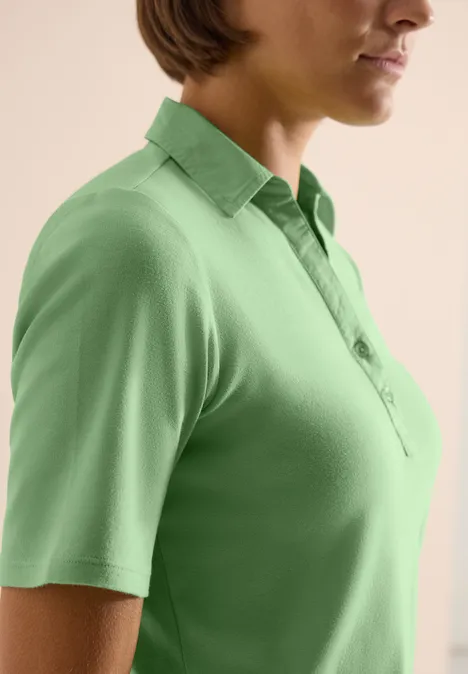 Basic Poloshirt mit Kurzarm juicy lime Seitenansicht einer Frau in hellgrünem Poloshirt