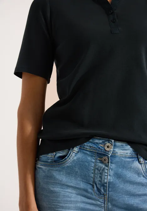 Basic Poloshirt mit Kurzarm palm breeze green Schwarzes Poloshirt und blaue Jeans, Person von Brust bis Hüfte zu sehen.