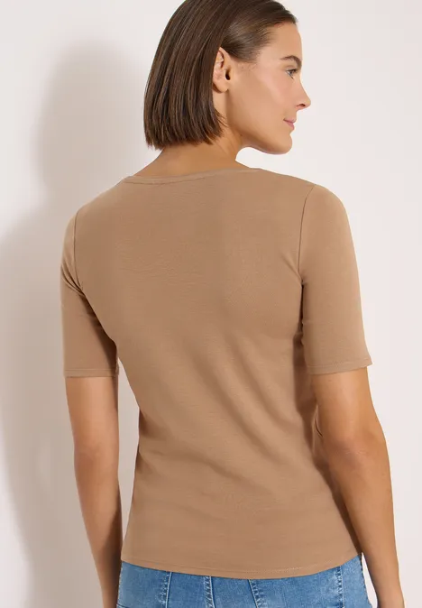 Basic T-Shirt aus Baumwolle creamy mocha Frau von hinten in beige Shirt vor hellem Hintergrund