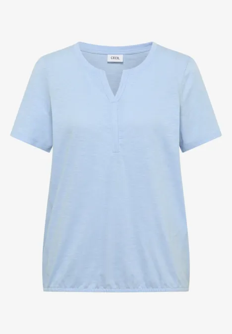 Hellblaues Kurzarmshirt mit V-Ausschnitt und elastischem Bund für lässigen Look.