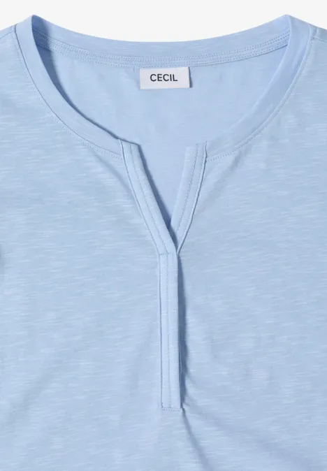 Hellblaues Damen-Shirt mit kleinem V-Ausschnitt und Rundhalsausschnitt von CECIL.