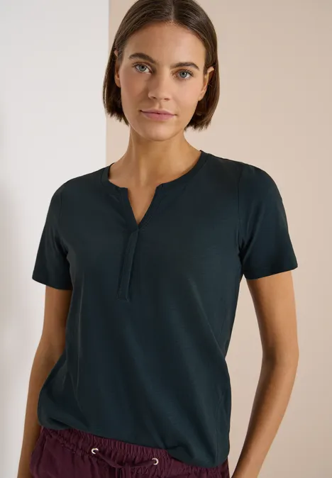 Basic Shirt im Tunika-Look deep petrol blue Frau trägt ein schlichtes dunkelgrünes Kurzarmshirt mit kleinem Schlitz am Rundhalsausschnitt.