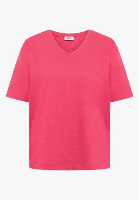 Ein schlichtes pinkes Kurzarmshirt mit V-Ausschnitt auf weißem Hintergrund.