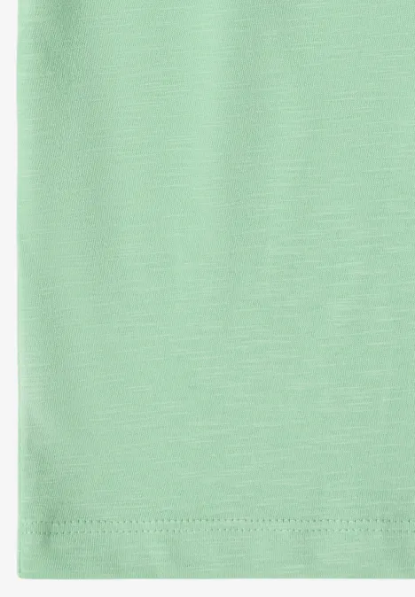 Ein mintgrünes T-Shirt mit feinem Stoff und sauberer Saumkante.
