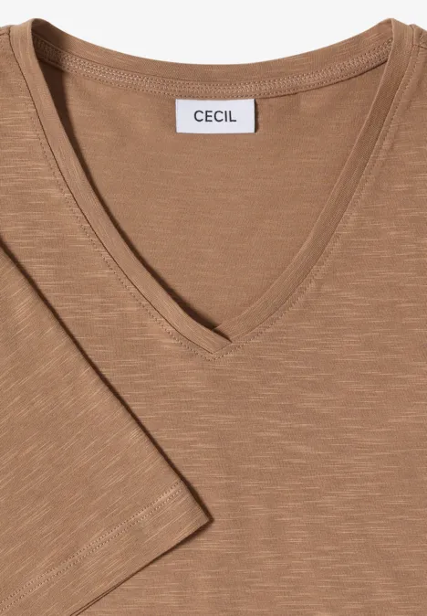 Basic T-Shirt mit Kurzarm und V-Neck creamy mocha Hellbraunes T-Shirt mit V-Ausschnitt und kurzen Ärmeln, Label 'CECIL' am Kragen.