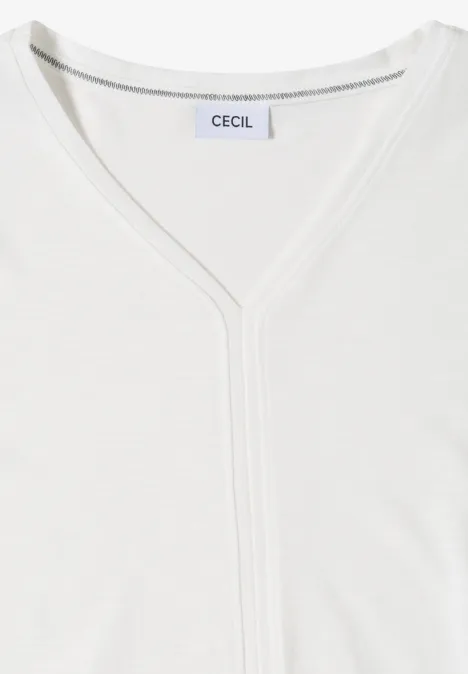 Een eenvoudig wit T-shirt met V-hals, plat neergelegd op lichte achtergrond.