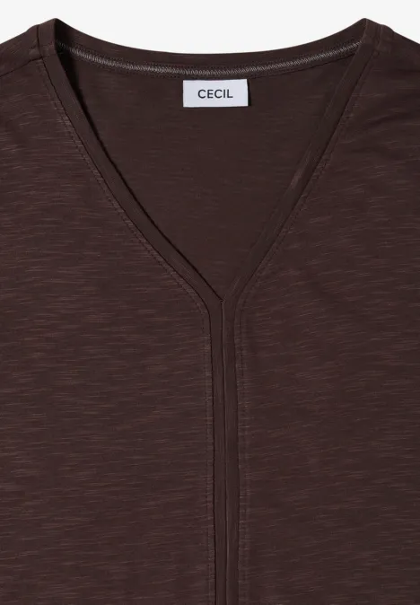 Kurzarm T-Shirt im Tunika-Look brown cacao Braunes V-Ausschnitt-Shirt mit subtiler Struktur und Markenlabel am Kragen.