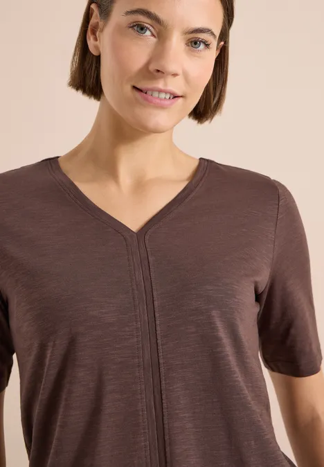 Kurzarm T-Shirt im Tunika-Look brown cacao Eine Person trägt ein schlichtes braunes V-Neck-Shirt mit kurzen Ärmeln.