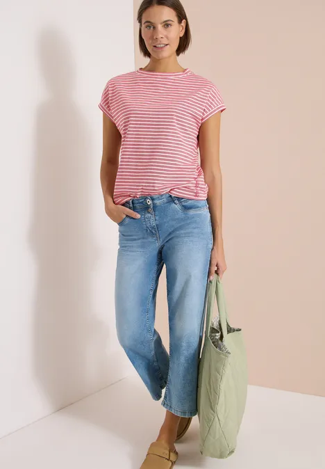 Kurzarm T-Shirt mit elastischem Saum tamarillo red Eine Frau trägt eine rote gestreifte Bluse, weite blaue Jeans und hält eine grüne Tasche.